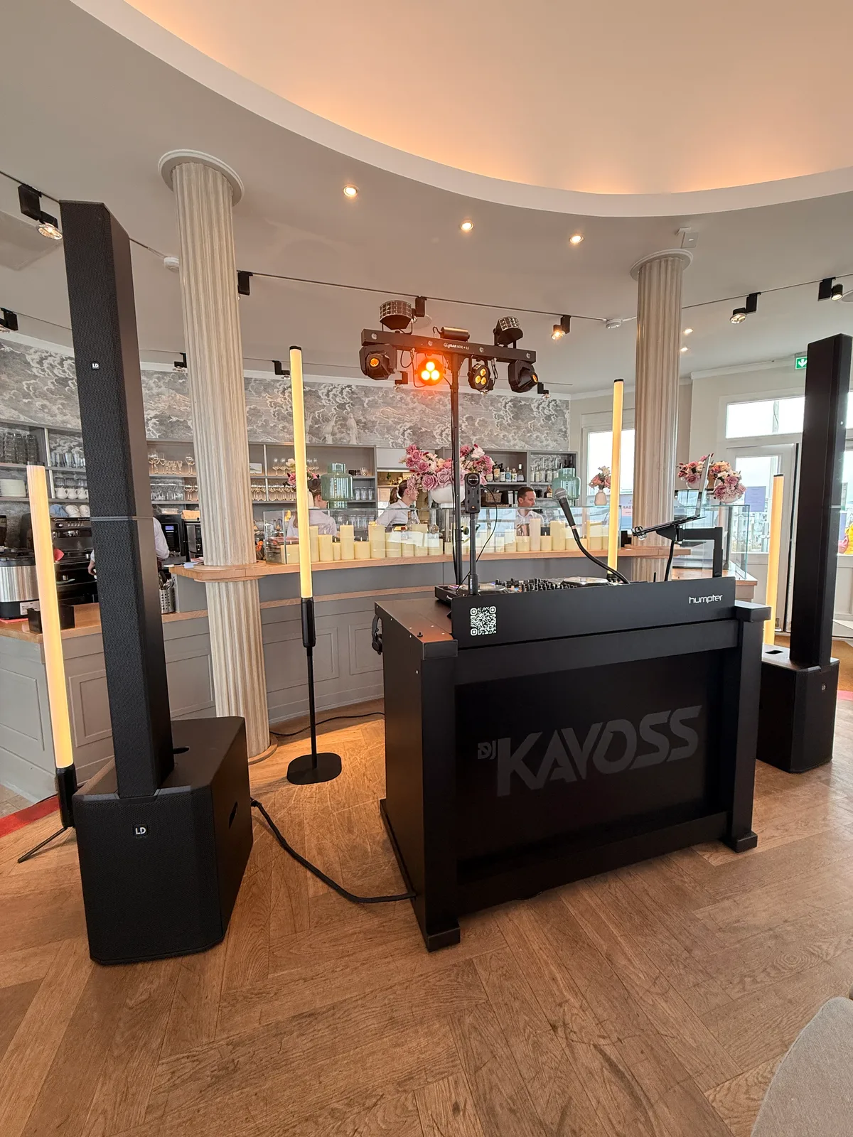 DJ-Pult von DJ Kayoss in der Marienhöhe auf Norderney, dahinter die Bar mit Kerzen und Rosen