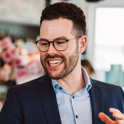 DJ Kai Schmidt im Gespräch mit einem Brautpaar