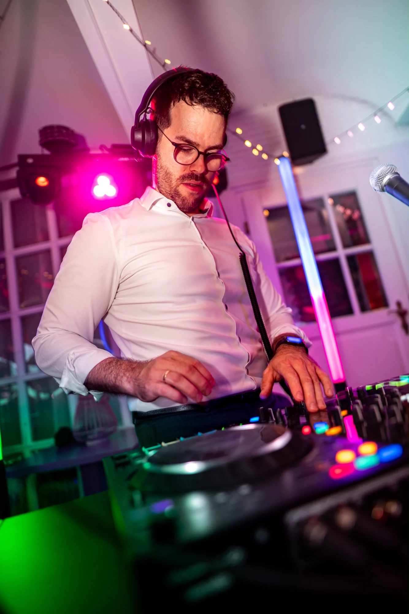 DJ Kai Schmidt mit Kopfhörern an den Plattentellern