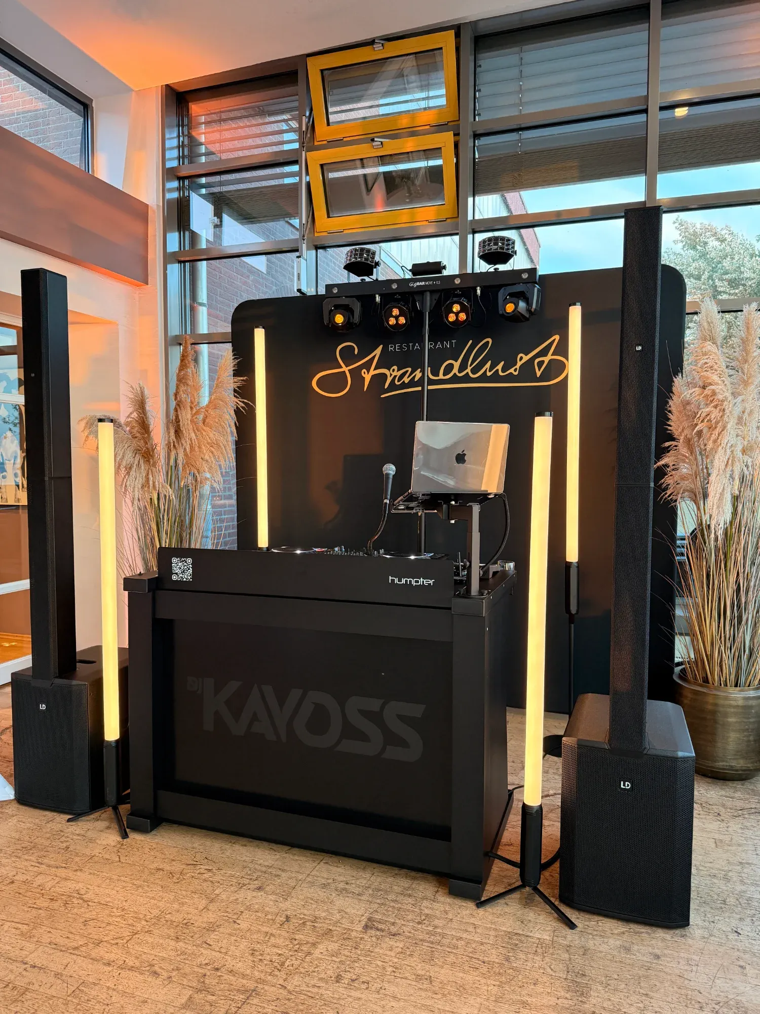 DJ-Pult mit Beschallung und Lichtstelen in heller Eventlocation